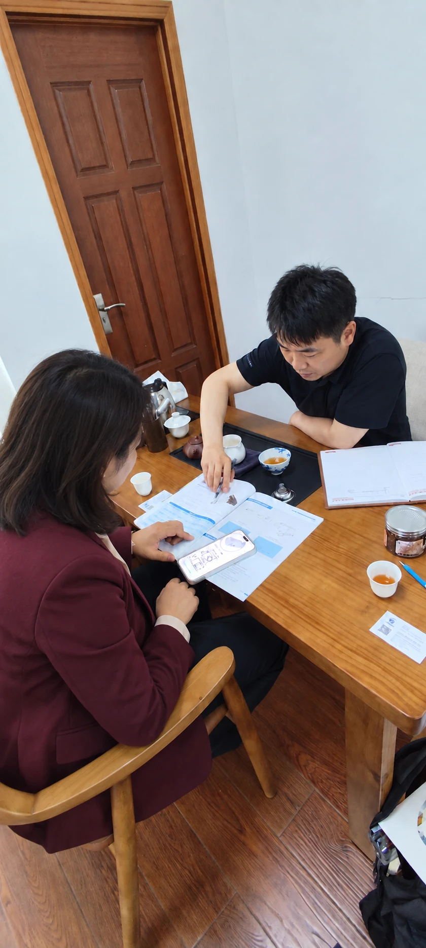 Acompañamiento intercultural y apoyo durante una reunión de negocios en China